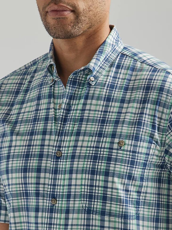 Wrangler Rugged Wear Men's Short Sleeve Wrinkle Resist Plaid Button Down Shirt