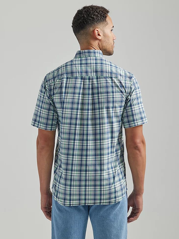 Wrangler Rugged Wear Men's Short Sleeve Wrinkle Resist Plaid Button Down Shirt